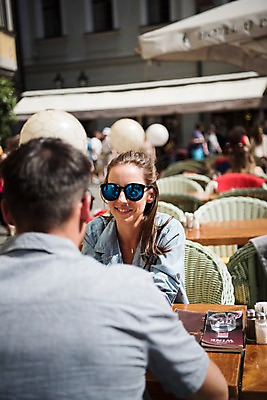 포토 JPG 주간 서양인 커플 여자 남자 유럽 의자 데이트 휴식 미소 앉기 상반신 20대 성인 야외 두명 앞모습 뒷모습 아웃포커스 카페 천막 체코 프라하 국내포토 자연요소 외국인 나라 뷰포인트 가구 컨셉 관계 모션 촬영기법 표정 사람 청년 상점 파일형식