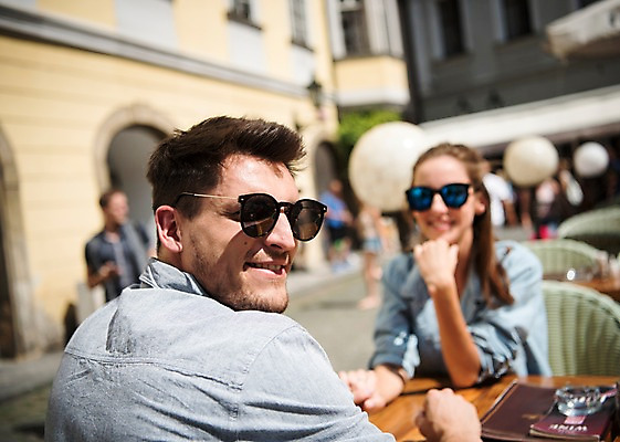 포토 JPG 주간 서양인 커플 여자 남자 유럽 의자 데이트 휴식 미소 앉기 상반신 20대 성인 야외 두명 앞모습 뒷모습 아웃포커스 카페 체코 프라하 국내포토 자연요소 외국인 나라 뷰포인트 가구 컨셉 관계 모션 촬영기법 표정 사람 청년 상점 파일형식