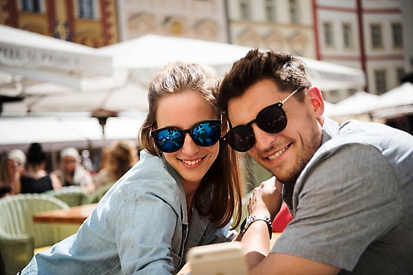 포토 JPG 주간 서양인 커플 응시 여자 남자 유럽 데이트 미소 들기 앉기 상반신 20대 성인 야외 두명 옆모습 아웃포커스 스마트폰 사진촬영 셀프카메라 체코 프라하 국내포토 자연요소 외국인 시선 나라 뷰포인트 관계 모션 촬영기법 표정 사람 청년 핸드폰 스마트기기 촬영 파일형식