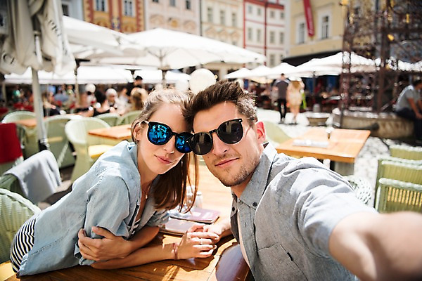 포토 JPG 주간 서양인 커플 여자 남자 유럽 데이트 미소 앉기 여러명 상반신 20대 성인 야외 옆모습 아웃포커스 사진촬영 셀프카메라 체코 프라하 국내포토 자연요소 외국인 나라 뷰포인트 다수 관계 모션 촬영기법 표정 사람 청년 촬영 파일형식