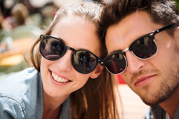 포토 JPG 주간 서양인 커플 여자 남자 유럽 얼굴 데이트 미소 앉기 근접촬영 상반신 20대 성인 야외 두명 앞모습 아웃포커스 신체부위 사진촬영 셀프카메라 체코 프라하 국내포토 자연요소 외국인 나라 뷰포인트 관계 모션 촬영기법 표정 사람 청년 촬영 파일형식