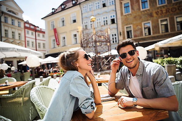 포토 JPG 주간 서양인 커플 응시 여자 남자 유럽 이어폰 데이트 미소 앉기 상반신 20대 성인 야외 두명 옆모습 아웃포커스 음악감상 체코 프라하 국내포토 자연요소 외국인 시선 나라 뷰포인트 음향기기 관계 모션 촬영기법 표정 사람 청년 감상 파일형식