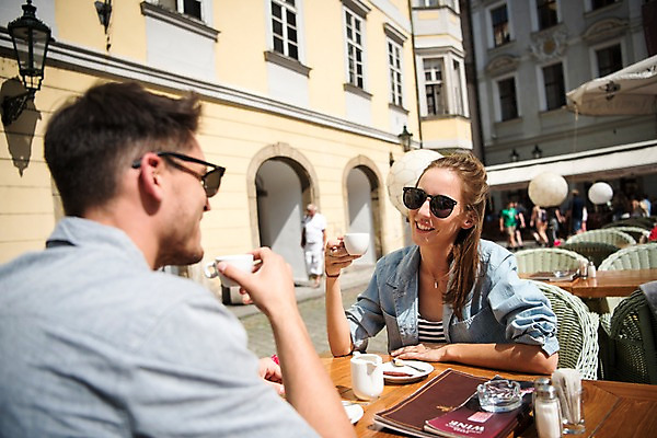포토 JPG 주간 서양인 커플 응시 여자 남자 유럽 커피 데이트 미소 들기 앉기 상반신 20대 성인 야외 두명 앞모습 옆모습 아웃포커스 카페 커피잔 체코 프라하 국내포토 자연요소 외국인 시선 나라 음료 뷰포인트 관계 모션 잔 촬영기법 표정 사람 청년 상점 파일형식