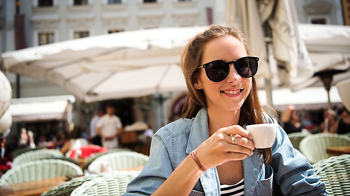 포토 JPG 주간 서양인 응시 여자 유럽 커피 의자 한명 미소 들기 앉기 상반신 20대 성인 야외 앞모습 아웃포커스 카페 커피잔 체코 프라하 성인여자한명만 국내포토 자연요소 외국인 1 시선 나라 음료 뷰포인트 가구 모션 잔 촬영기법 표정 사람 청년 상점 여자한명만 성인여자만 파일형식