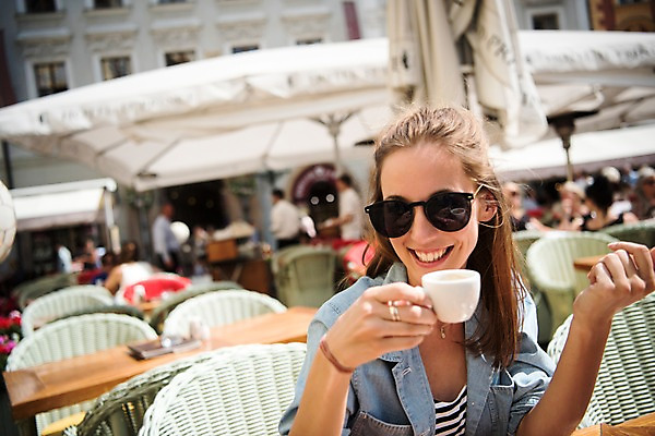 포토 JPG 주간 서양인 응시 여자 유럽 커피 한명 미소 들기 앉기 상반신 20대 성인 야외 앞모습 아웃포커스 카페 커피잔 체코 프라하 성인여자한명만 국내포토 자연요소 외국인 1 시선 나라 음료 뷰포인트 모션 잔 촬영기법 표정 사람 청년 상점 여자한명만 성인여자만 파일형식