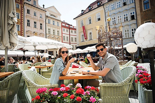 포토 JPG 주간 서양인 커플 응시 여자 남자 유럽 커피 데이트 미소 앉기 상반신 20대 성인 야외 두명 옆모습 아웃포커스 카페 커피잔 체코 프라하 국내포토 자연요소 외국인 시선 나라 음료 뷰포인트 관계 모션 잔 촬영기법 표정 사람 청년 상점 파일형식