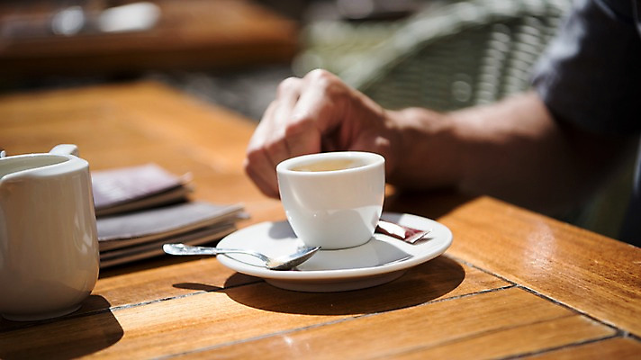 포토 JPG 주간 서양인 손 남자 유럽 탁자 한명 앉기 상반신 20대 성인 야외 신체부위 커피잔 체코 프라하 성인남자한명만 국내포토 자연요소 외국인 1 나라 커피 가구 모션 잔 사람 청년 남자한명만 성인남자만 파일형식