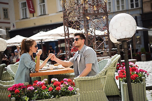 포토 JPG 주간 서양인 커플 응시 여자 남자 유럽 커피 데이트 미소 앉기 상반신 20대 성인 야외 두명 아웃포커스 손잡기 카페 커피잔 체코 프라하 국내포토 자연요소 외국인 시선 나라 음료 관계 모션 잔 촬영기법 표정 사람 청년 상점 파일형식