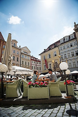 포토 JPG 주간 서양인 커플 여자 남자 유럽 커피 데이트 미소 앉기 상반신 20대 성인 야외 두명 옆모습 아웃포커스 마주보기 손잡기 카페 커피잔 체코 프라하 국내포토 자연요소 외국인 나라 음료 뷰포인트 관계 모션 잔 촬영기법 표정 사람 청년 상점 파일형식