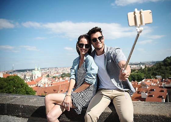 포토 JPG 주간 서양인 나무 구름 커플 여자 남자 유럽 데이트 난간 하늘 지붕 미소 들기 앉기 상반신 20대 성인 야외 두명 앞모습 옆모습 아웃포커스 셀프카메라 체코 프라하 셀카봉 국내포토 자연요소 외국인 식물 나라 뷰포인트 관계 모션 촬영기법 표정 사람 청년 사진촬영 파일형식
