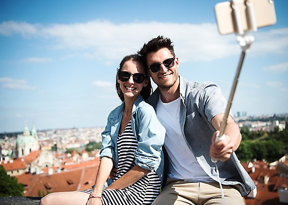 포토 JPG 주간 서양인 나무 구름 커플 여자 남자 유럽 데이트 난간 하늘 지붕 미소 들기 앉기 상반신 20대 성인 야외 두명 앞모습 옆모습 아웃포커스 셀프카메라 체코 프라하 셀카봉 국내포토 자연요소 외국인 식물 나라 뷰포인트 관계 모션 촬영기법 표정 사람 청년 사진촬영 파일형식