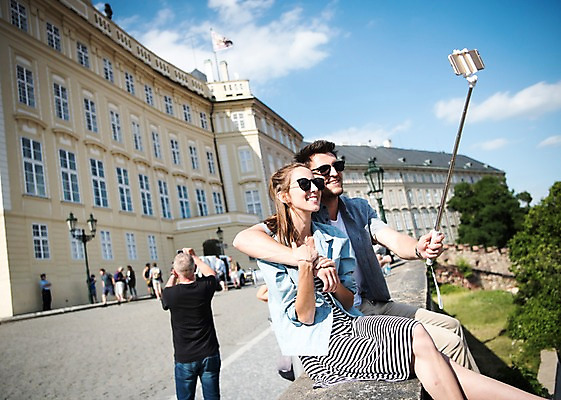 포토 JPG 주간 서양인 나무 구름 커플 응시 여자 남자 유럽 데이트 난간 안기 하늘 지붕 어깨동무 미소 들기 앉기 여러명 상반신 20대 성인 야외 옆모습 아웃포커스 셀프카메라 체코 프라하 셀카봉 국내포토 자연요소 외국인 식물 시선 나라 뷰포인트 포즈 다수 관계 모션 촬영기법 표정 사람 청년 사진촬영 파일형식