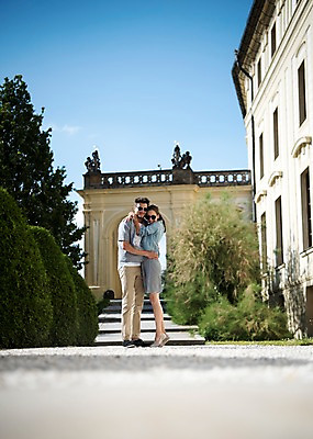 포토 JPG 주간 전신 서양인 나무 커플 여자 남자 유럽 길 데이트 안기 서기 미소 20대 성인 야외 두명 옆모습 아웃포커스 체코 프라하 국내포토 자연요소 외국인 식물 나라 뷰포인트 관계 모션 촬영기법 표정 사람 청년 파일형식