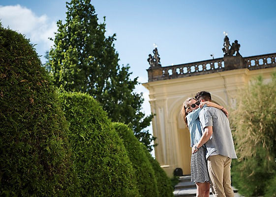 포토 JPG 주간 서양인 나무 커플 여자 남자 유럽 길 데이트 안기 서기 미소 상반신 20대 성인 야외 두명 옆모습 아웃포커스 체코 프라하 국내포토 자연요소 외국인 식물 나라 뷰포인트 관계 모션 촬영기법 표정 사람 청년 파일형식