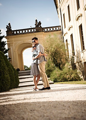 포토 JPG 주간 전신 서양인 커플 여자 남자 유럽 길 데이트 안기 서기 미소 20대 성인 야외 두명 옆모습 아웃포커스 체코 프라하 국내포토 자연요소 외국인 나라 뷰포인트 관계 모션 촬영기법 표정 사람 청년 파일형식