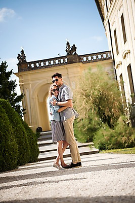 포토 JPG 주간 전신 서양인 커플 여자 남자 유럽 길 데이트 안기 서기 미소 20대 성인 야외 두명 옆모습 아웃포커스 체코 프라하 국내포토 자연요소 외국인 나라 뷰포인트 관계 모션 촬영기법 표정 사람 청년 파일형식