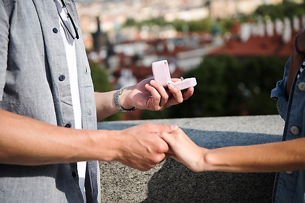 포토 JPG 주간 서양인 나무 커플 여자 남자 유럽 프로포즈 데이트 난간 서기 들기 상반신 20대 성인 야외 두명 건물 옆모습 아웃포커스 신체부위 손잡기 기댐 반지 체코 프라하 국내포토 자연요소 외국인 식물 건축물 나라 뷰포인트 장신구 관계 모션 촬영기법 사람 청년 파일형식