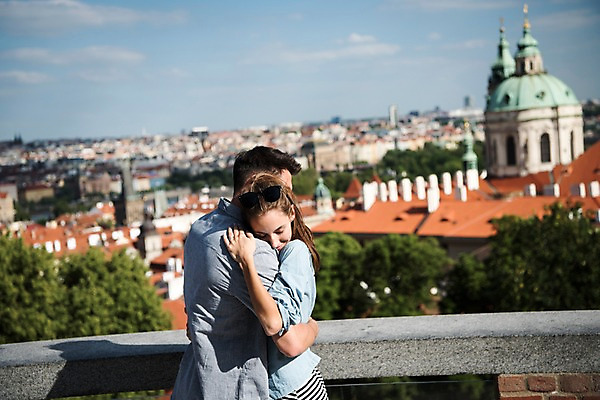 포토 JPG 주간 서양인 커플 여자 남자 유럽 데이트 난간 안기 포옹 하늘 서기 미소 상반신 20대 성인 야외 두명 옆모습 체코 프라하 국내포토 자연요소 외국인 나라 뷰포인트 관계 모션 표정 사람 청년 파일형식