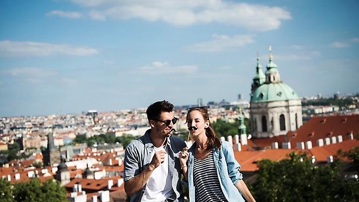 포토 JPG 주간 서양인 나무 커플 여자 남자 유럽 데이트 난간 하늘 서기 미소 들기 상반신 20대 성인 야외 두명 건물 앞모습 기댐 콧수염 체코 프라하 국내포토 자연요소 외국인 식물 건축물 나라 뷰포인트 관계 모션 수염 표정 사람 청년 파일형식
