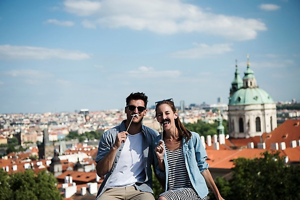 포토 JPG 주간 서양인 나무 커플 여자 남자 유럽 데이트 난간 하늘 서기 미소 들기 상반신 20대 성인 야외 두명 건물 앞모습 기댐 콧수염 체코 프라하 국내포토 자연요소 외국인 식물 건축물 나라 뷰포인트 관계 모션 수염 표정 사람 청년 파일형식