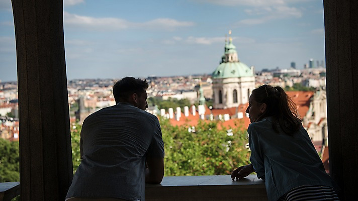 포토 JPG 주간 서양인 커플 여자 남자 실루엣 유럽 데이트 난간 하늘 서기 상반신 20대 성인 야외 두명 건물 뒷모습 아웃포커스 기댐 체코 프라하 국내포토 자연요소 외국인 건축물 나라 뷰포인트 관계 모션 촬영기법 사람 청년 파일형식