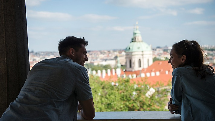 포토 JPG 주간 서양인 커플 응시 여자 남자 실루엣 유럽 데이트 난간 하늘 서기 미소 상반신 20대 성인 야외 두명 건물 뒷모습 아웃포커스 마주보기 기댐 체코 프라하 국내포토 자연요소 외국인 건축물 시선 나라 뷰포인트 관계 모션 촬영기법 표정 사람 청년 파일형식
