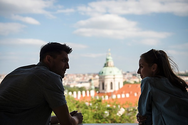 포토 JPG 주간 서양인 커플 응시 여자 남자 실루엣 유럽 데이트 난간 하늘 서기 미소 상반신 20대 성인 야외 두명 건물 뒷모습 아웃포커스 마주보기 기댐 체코 프라하 국내포토 자연요소 외국인 건축물 시선 나라 뷰포인트 관계 모션 촬영기법 표정 사람 청년 파일형식