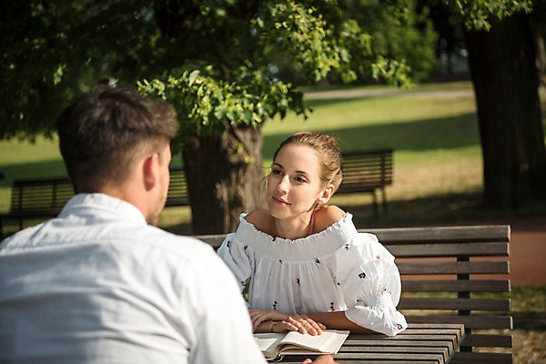 포토 JPG 주간 서양인 나무 커플 공원 여자 남자 유럽 벤치 데이트 탁자 휴식 미소 앉기 잔디 상반신 20대 성인 야외 두명 앞모습 뒷모습 아웃포커스 책 독서 마주보기 체코 프라하 국내포토 자연요소 외국인 식물 공공시설 나라 뷰포인트 가구 컨셉 의자 관계 모션 촬영기법 표정 사람 청년 파일형식
