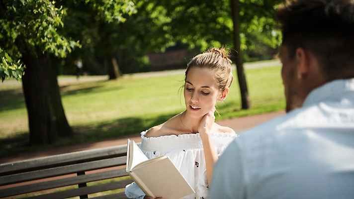 포토 JPG 주간 서양인 나무 커플 응시 공원 여자 남자 유럽 벤치 데이트 탁자 휴식 미소 앉기 잔디 상반신 20대 성인 야외 두명 앞모습 뒷모습 아웃포커스 책 독서 체코 프라하 국내포토 자연요소 외국인 식물 시선 공공시설 나라 뷰포인트 가구 컨셉 의자 관계 모션 촬영기법 표정 사람 청년 파일형식