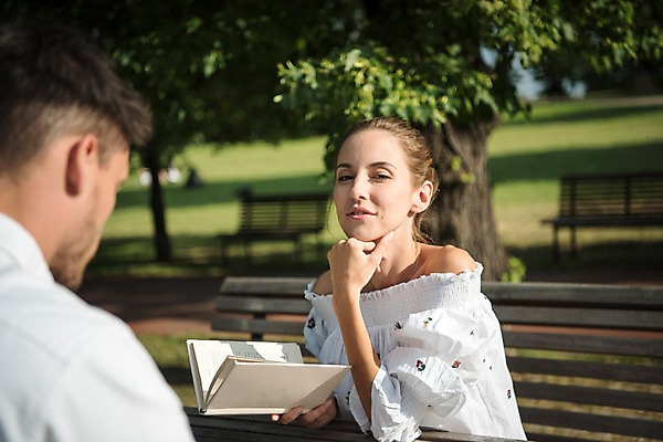 포토 JPG 주간 서양인 나무 커플 공원 여자 남자 유럽 벤치 데이트 탁자 휴식 미소 들기 앉기 잔디 상반신 20대 성인 야외 두명 앞모습 뒷모습 아웃포커스 책 턱괴기 체코 프라하 국내포토 자연요소 외국인 식물 공공시설 나라 뷰포인트 가구 컨셉 의자 관계 모션 촬영기법 표정 사람 청년 파일형식