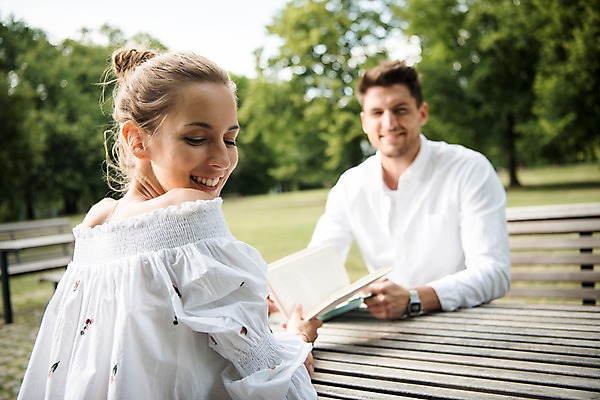 포토 JPG 주간 서양인 나무 커플 공원 여자 남자 유럽 벤치 데이트 탁자 휴식 미소 들기 앉기 잔디 상반신 20대 성인 야외 두명 앞모습 뒷모습 아웃포커스 책 체코 프라하 국내포토 자연요소 외국인 식물 공공시설 나라 뷰포인트 가구 컨셉 의자 관계 모션 촬영기법 표정 사람 청년 파일형식
