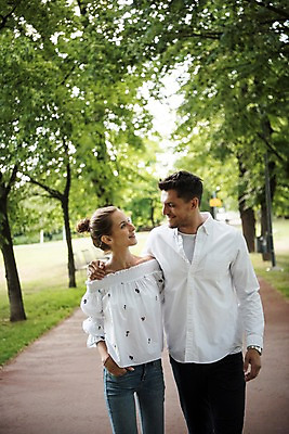 포토 JPG 주간 서양인 나무 커플 응시 공원 여자 남자 유럽 데이트 어깨동무 서기 미소 상반신 20대 성인 야외 두명 앞모습 아웃포커스 산책로 체코 프라하 국내포토 자연요소 외국인 식물 시선 공공시설 나라 길 뷰포인트 포즈 관계 모션 촬영기법 표정 사람 청년 파일형식