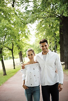 포토 JPG 주간 서양인 나무 커플 공원 여자 남자 유럽 데이트 어깨동무 서기 미소 상반신 20대 성인 야외 두명 앞모습 아웃포커스 산책로 체코 프라하 국내포토 자연요소 외국인 식물 공공시설 나라 길 뷰포인트 포즈 관계 모션 촬영기법 표정 사람 청년 파일형식