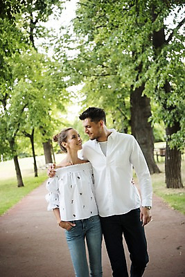 포토 JPG 주간 서양인 나무 커플 응시 공원 여자 남자 유럽 데이트 어깨동무 서기 미소 상반신 20대 성인 야외 두명 앞모습 아웃포커스 산책로 체코 프라하 국내포토 자연요소 외국인 식물 시선 공공시설 나라 길 뷰포인트 포즈 관계 모션 촬영기법 표정 사람 청년 파일형식