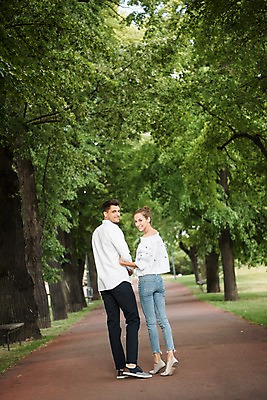 포토 JPG 주간 전신 서양인 나무 커플 공원 여자 남자 유럽 데이트 서기 미소 20대 성인 야외 두명 뒷모습 아웃포커스 팔짱 산책 산책로 뒤돌아보기 체코 프라하 국내포토 자연요소 외국인 식물 공공시설 나라 길 뷰포인트 관계 모션 휴식 촬영기법 표정 사람 청년 파일형식