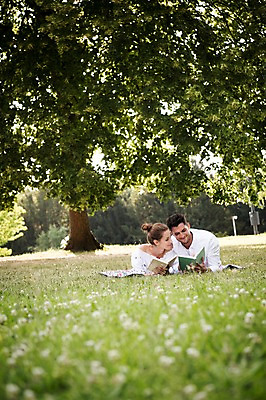 포토 JPG 주간 서양인 나무 커플 공원 여자 남자 유럽 엎드리기 데이트 휴식 잔디 상반신 20대 성인 야외 두명 앞모습 아웃포커스 책 독서 체코 프라하 국내포토 자연요소 외국인 식물 공공시설 나라 뷰포인트 컨셉 관계 모션 촬영기법 사람 청년 파일형식