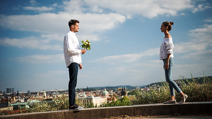포토 JPG 주간 전신 서양인 나무 커플 여자 남자 유럽 꽃다발 데이트 하늘 서기 미소 들기 20대 성인 야외 두명 건물 옆모습 아웃포커스 마주보기 체코 프라하 국내포토 자연요소 외국인 식물 건축물 꽃 나라 뷰포인트 관계 모션 촬영기법 표정 사람 청년 파일형식