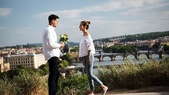 포토 JPG 주간 전신 서양인 나무 커플 여자 남자 유럽 꽃다발 데이트 하늘 서기 미소 들기 20대 성인 야외 두명 건물 옆모습 아웃포커스 마주보기 체코 프라하 국내포토 자연요소 외국인 식물 건축물 꽃 나라 뷰포인트 관계 모션 촬영기법 표정 사람 청년 파일형식