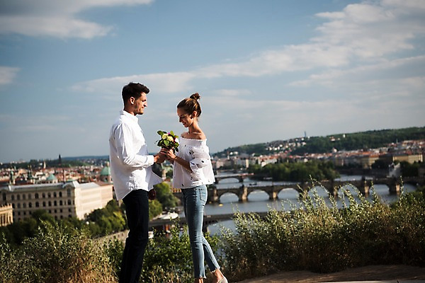 포토 JPG 주간 서양인 나무 커플 여자 남자 유럽 꽃다발 데이트 하늘 서기 미소 들기 상반신 20대 성인 야외 두명 건물 옆모습 아웃포커스 강 체코 프라하 가교 국내포토 자연요소 외국인 식물 건축물 꽃 나라 뷰포인트 관계 모션 촬영기법 표정 사람 청년 파일형식