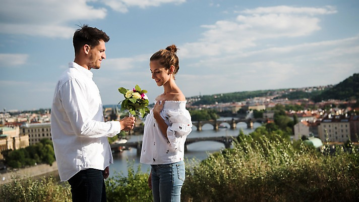 포토 JPG 주간 서양인 나무 커플 여자 남자 유럽 꽃다발 데이트 하늘 서기 미소 들기 상반신 20대 성인 야외 두명 건물 옆모습 아웃포커스 강 체코 프라하 가교 국내포토 자연요소 외국인 식물 건축물 꽃 나라 뷰포인트 관계 모션 촬영기법 표정 사람 청년 파일형식