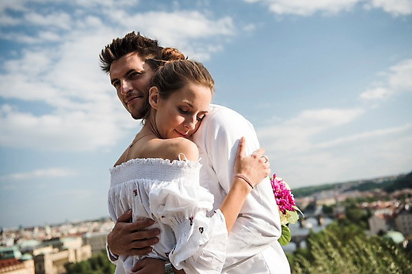 포토 JPG 주간 서양인 커플 여자 남자 유럽 꽃다발 데이트 안기 하늘 서기 미소 들기 상반신 20대 성인 야외 두명 옆모습 아웃포커스 체코 프라하 국내포토 자연요소 외국인 꽃 나라 뷰포인트 관계 모션 촬영기법 표정 사람 청년 파일형식