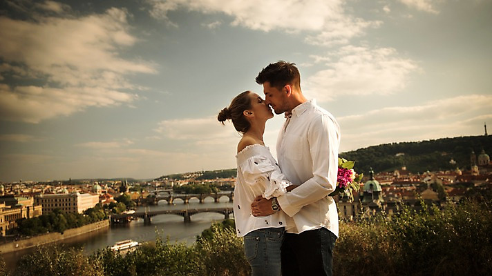 포토 JPG 주간 서양인 커플 여자 남자 유럽 꽃다발 데이트 안기 하늘 키스 서기 미소 들기 상반신 20대 성인 야외 두명 옆모습 아웃포커스 체코 프라하 국내포토 자연요소 외국인 꽃 나라 뷰포인트 관계 모션 촬영기법 표정 사람 청년 애정표현 파일형식