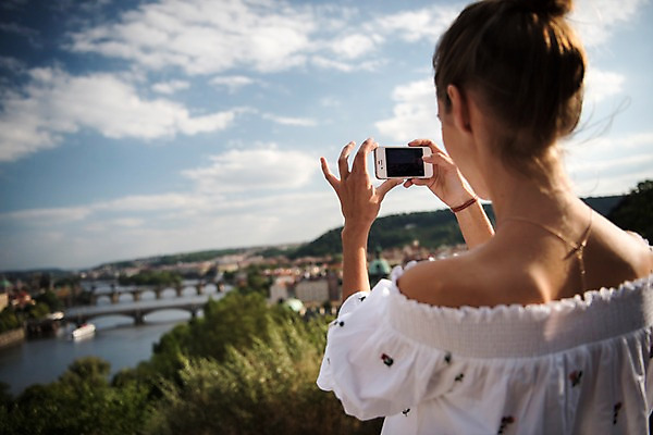 포토 JPG 주간 서양인 여자 유럽 하늘 한명 서기 들기 상반신 20대 성인 야외 뒷모습 아웃포커스 스마트폰 강 사진촬영 체코 프라하 가교 성인여자한명만 국내포토 자연요소 외국인 1 건축물 나라 뷰포인트 모션 촬영기법 사람 청년 핸드폰 스마트기기 촬영 여자한명만 성인여자만 파일형식