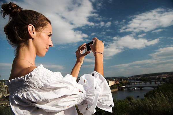 포토 JPG 주간 서양인 응시 여자 유럽 하늘 한명 서기 들기 상반신 20대 성인 야외 옆모습 아웃포커스 스마트폰 강 사진촬영 체코 프라하 가교 성인여자한명만 국내포토 자연요소 외국인 1 건축물 시선 나라 뷰포인트 모션 촬영기법 사람 청년 핸드폰 스마트기기 촬영 여자한명만 성인여자만 파일형식