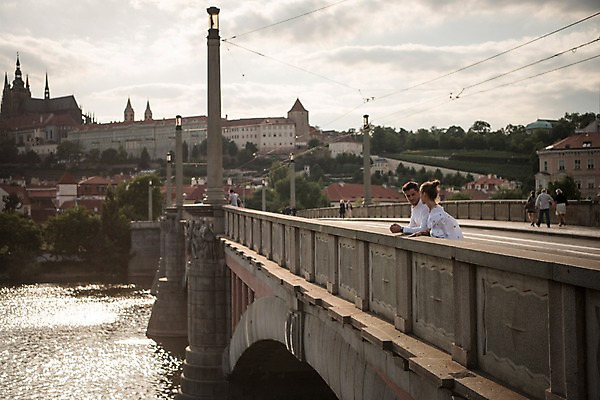 포토 JPG 주간 서양인 커플 여자 남자 유럽 데이트 난간 서기 미소 상반신 20대 성인 야외 두명 건물 옆모습 아웃포커스 강 기댐 다리 체코 프라하 가교 국내포토 자연요소 외국인 건축물 나라 뷰포인트 관계 모션 촬영기법 표정 사람 청년 파일형식