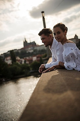 포토 JPG 주간 서양인 커플 응시 여자 남자 유럽 데이트 난간 서기 미소 상반신 20대 성인 야외 두명 건물 옆모습 아웃포커스 강 기댐 체코 프라하 가교 국내포토 자연요소 외국인 건축물 시선 나라 뷰포인트 관계 모션 촬영기법 표정 사람 청년 파일형식