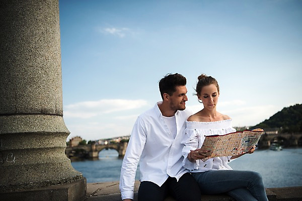 포토 JPG 주간 서양인 커플 응시 여자 남자 유럽 지도 데이트 난간 미소 앉기 상반신 20대 성인 야외 두명 건물 앞모습 아웃포커스 강 다리 체코 프라하 가교 국내포토 자연요소 외국인 건축물 시선 나라 뷰포인트 관계 모션 촬영기법 표정 사람 청년 파일형식