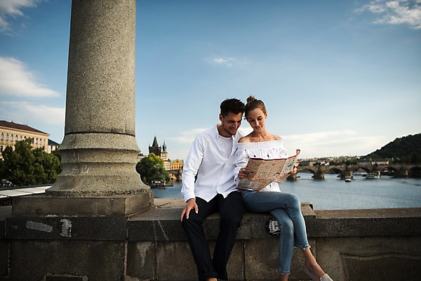 포토 JPG 주간 서양인 커플 응시 여자 남자 유럽 지도 데이트 난간 미소 앉기 상반신 20대 성인 야외 두명 건물 앞모습 아웃포커스 강 체코 프라하 가교 국내포토 자연요소 외국인 건축물 시선 나라 뷰포인트 관계 모션 촬영기법 표정 사람 청년 파일형식