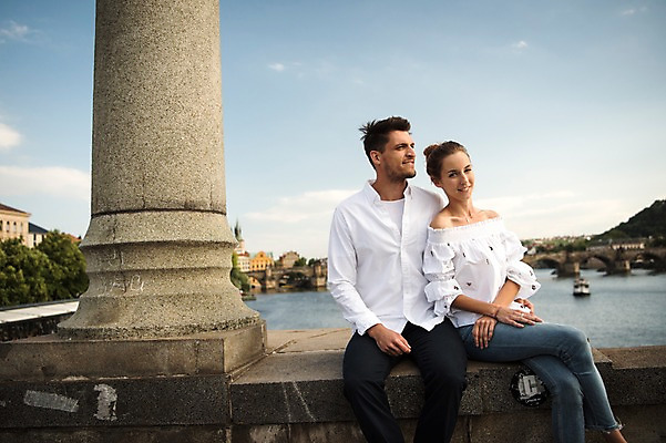 포토 JPG 주간 서양인 커플 여자 남자 유럽 데이트 난간 미소 앉기 상반신 20대 성인 야외 두명 건물 앞모습 아웃포커스 강 다리 체코 프라하 가교 국내포토 자연요소 외국인 건축물 나라 뷰포인트 관계 모션 촬영기법 표정 사람 청년 파일형식