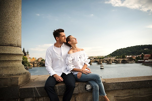포토 JPG 주간 서양인 커플 여자 남자 유럽 데이트 난간 미소 앉기 상반신 20대 성인 야외 두명 건물 앞모습 아웃포커스 강 다리 체코 프라하 가교 국내포토 자연요소 외국인 건축물 나라 뷰포인트 관계 모션 촬영기법 표정 사람 청년 파일형식